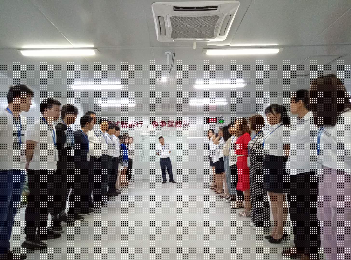 小銘打樣銷售、運(yùn)營(yíng)及一線員工團(tuán)隊(duì)晨會(huì)